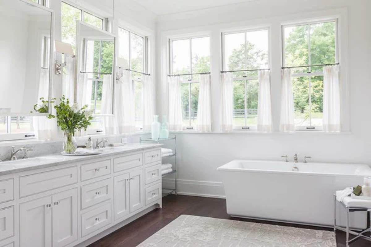 Bathroom Window Curtains  – 8915 Gerber Road, Sacramento, CA 95829