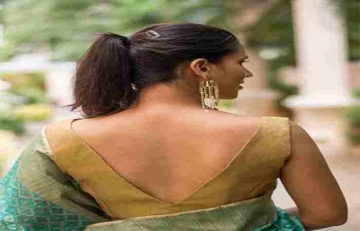 6. Fashionable Back V-Neck Saree